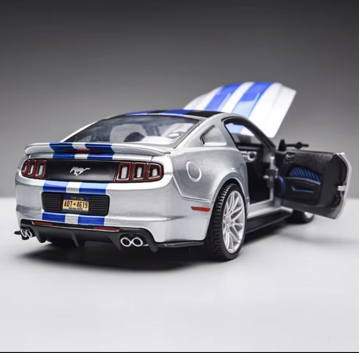 Mustang Model Car (1:24 Scale)
