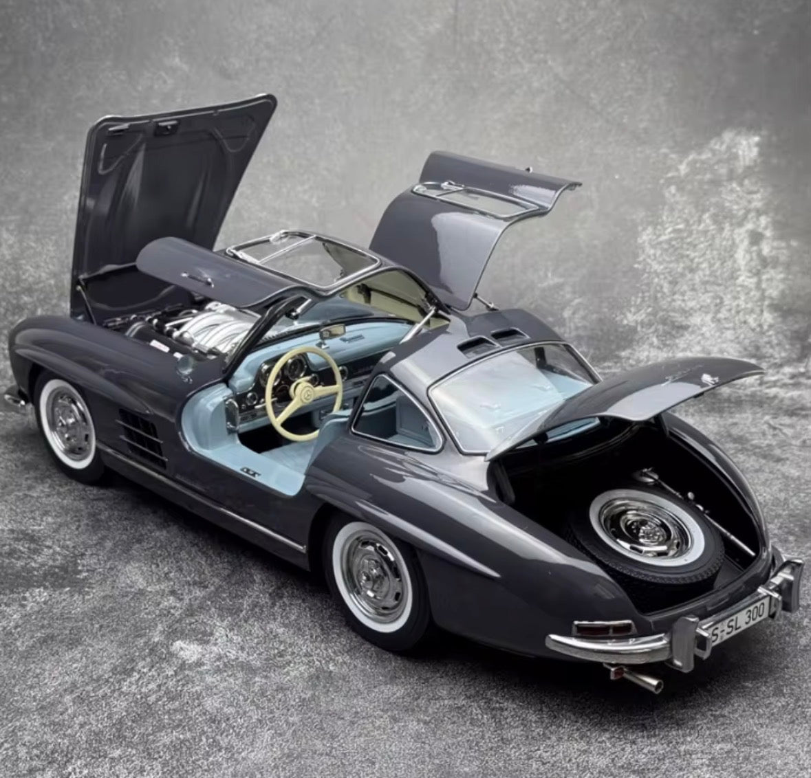 Mercedes-Benz 300 SL Diecast Model (1:18 scale)