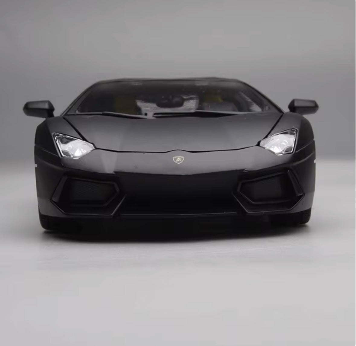Lamborghini Aventador Diecast Model (1:18 scale)