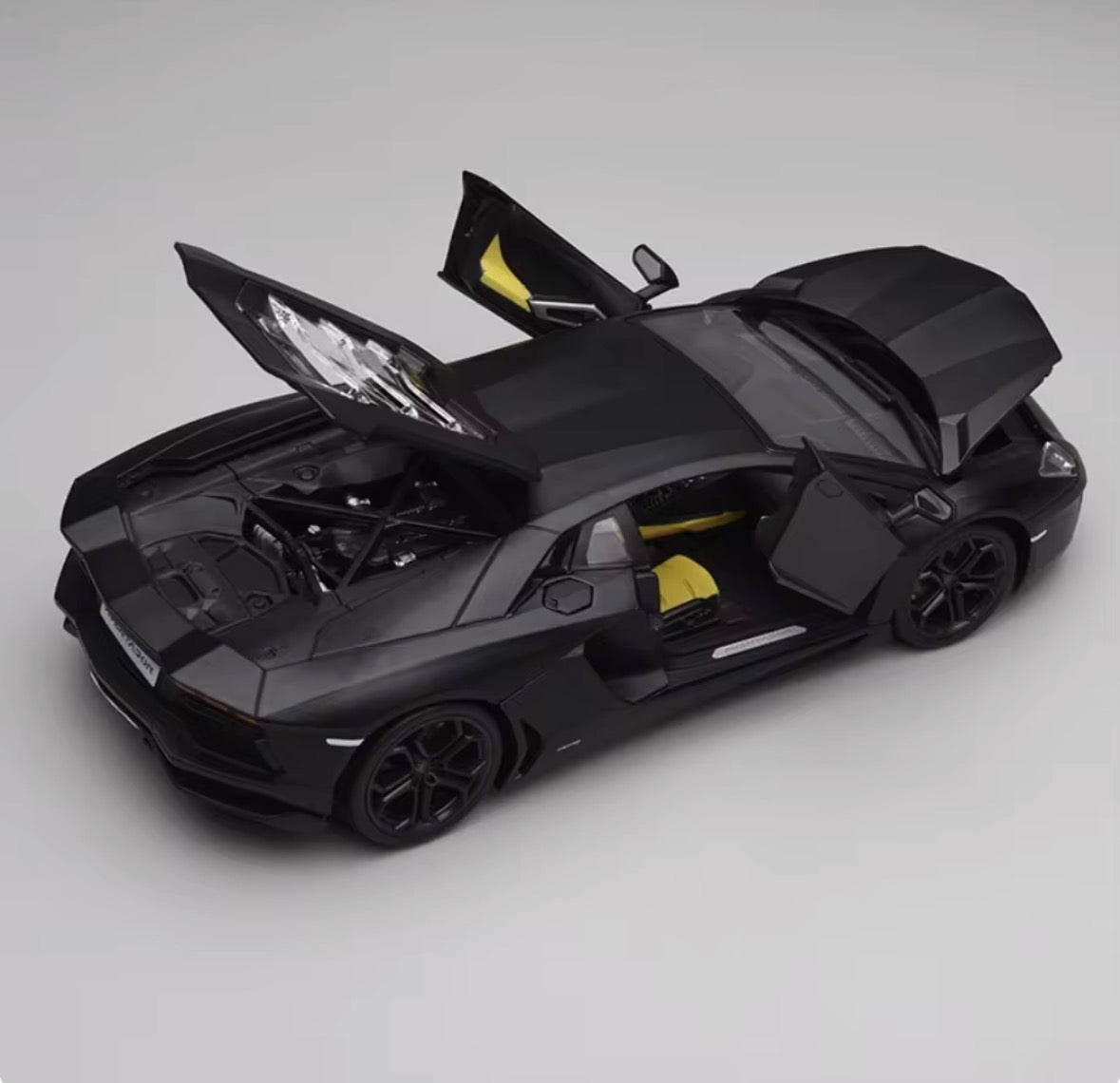 Lamborghini Aventador Diecast Model (1:18 scale)