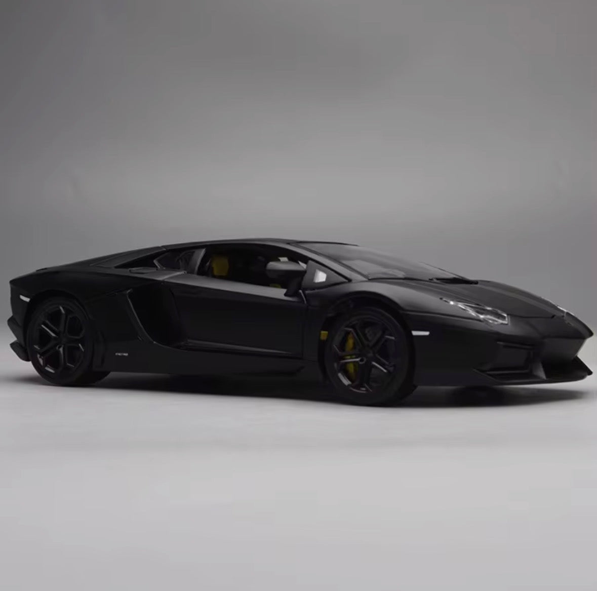 Lamborghini Aventador Diecast Model (1:18 scale)