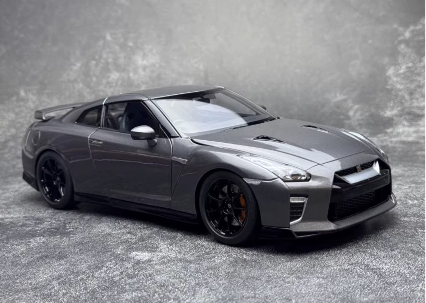 Nissan GT-R (R35) Diecast Model (1:18 scale)