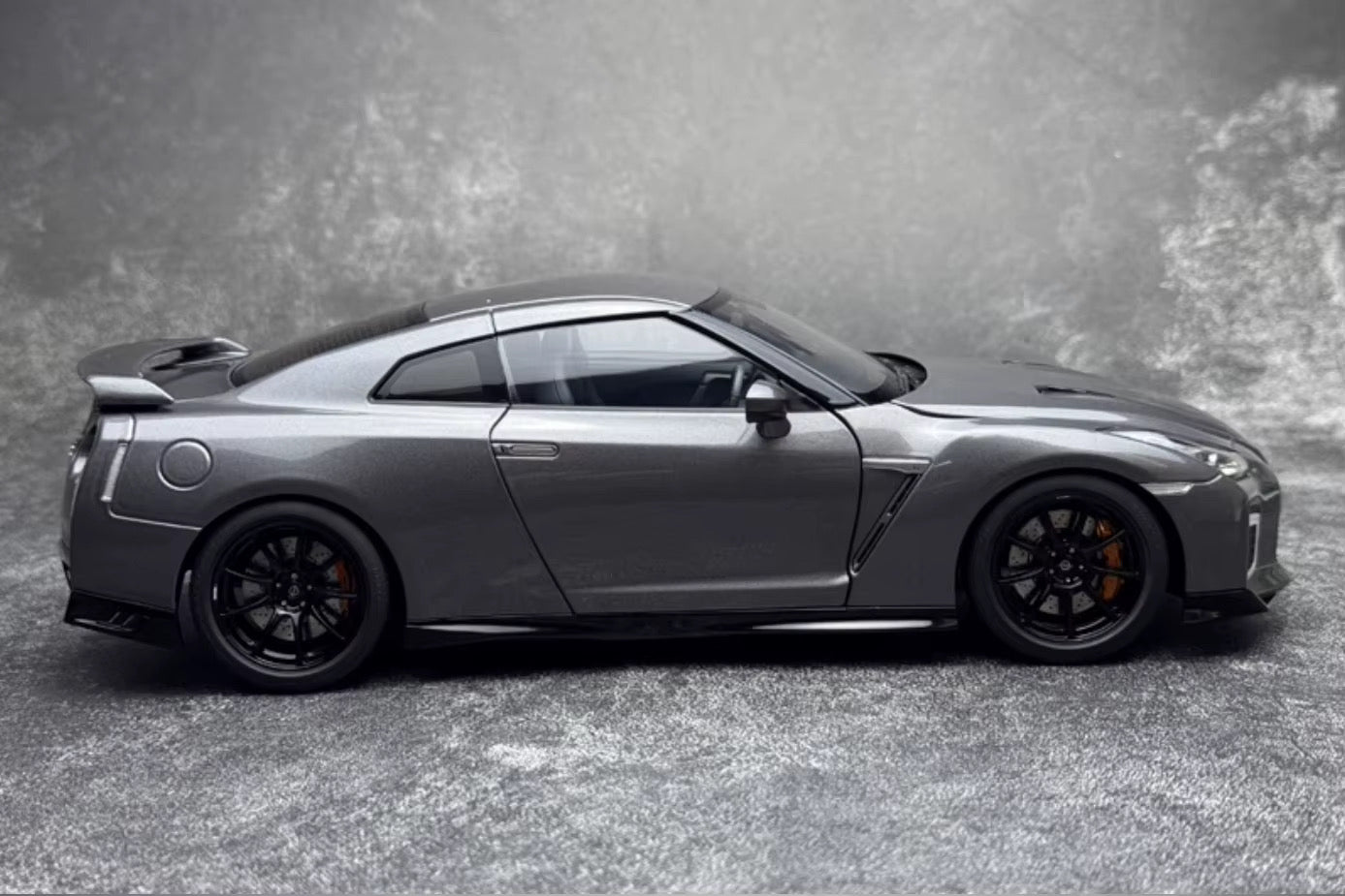 Nissan GT-R (R35) Diecast Model (1:18 scale)