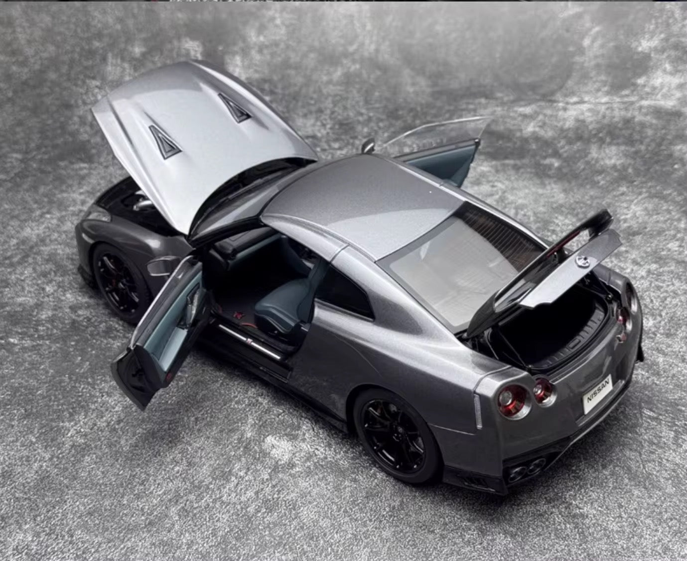 Nissan GT-R (R35) Diecast Model (1:18 scale)